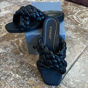 Vionic Women's Elegant Black Braided Flat Sandals size 9